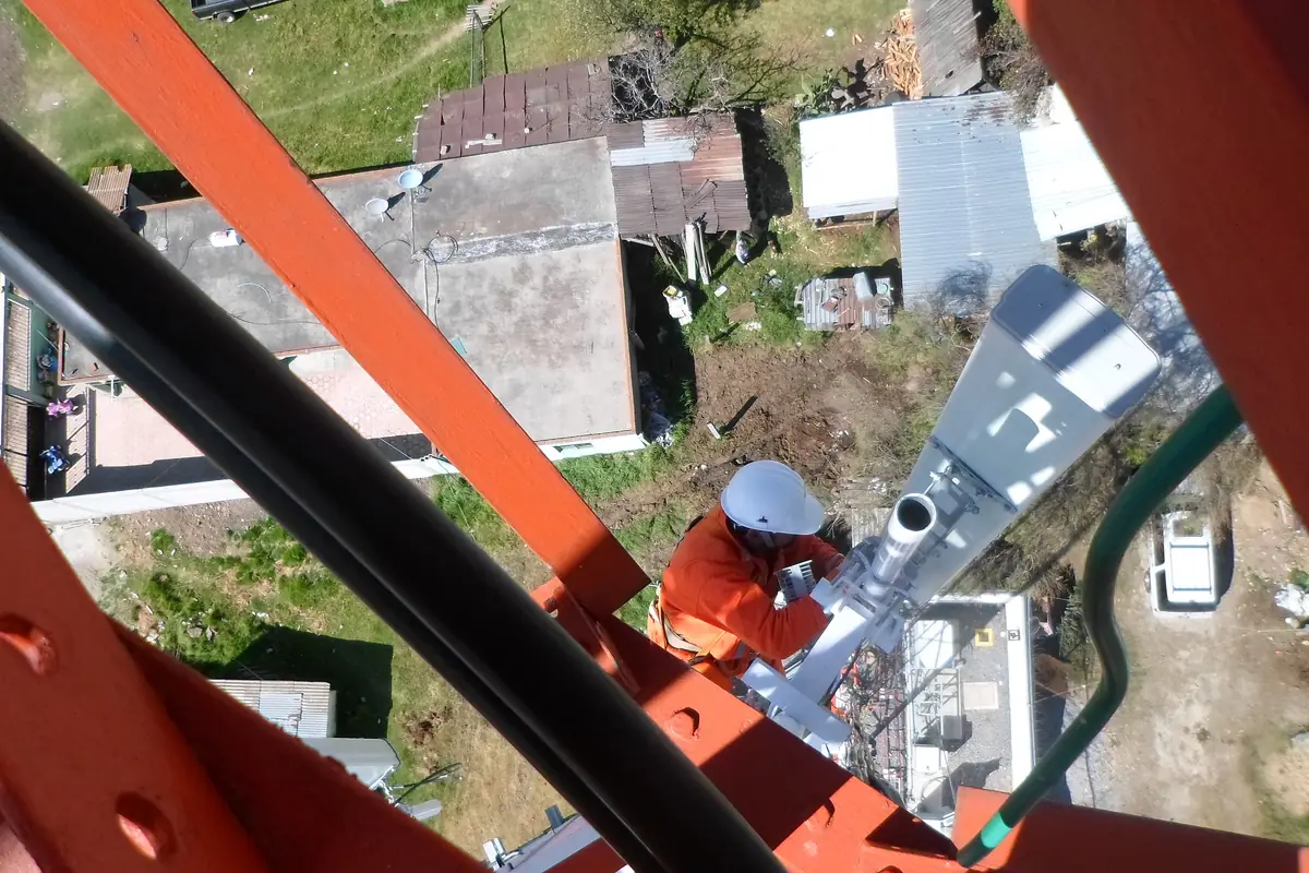 Lucru la înălțime pe o structură metalică